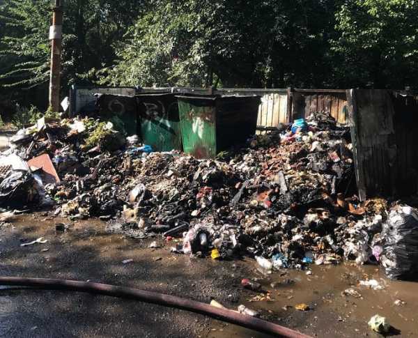 В центре города Шахты горела свалка между многоэтажками