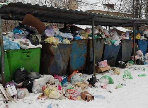 Шахтинцы жалуются на нарушение графика вывоза мусора в поселке Аюта