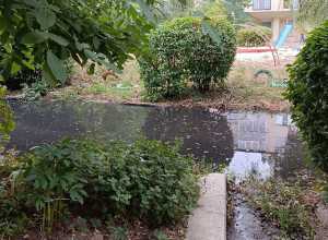 В Шахтах подход к детской площадке залит огромным «озером» канализации