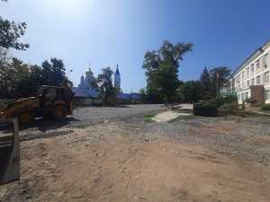 Обустройство многофункциональной спортплощадки в гимназии № 10 в Шахтах выполнено лишь на 30%