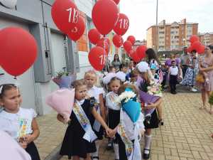 Все праздничные линейки в День знаний в Шахтах пройдут в помещениях, а здания школ проверят кинологи