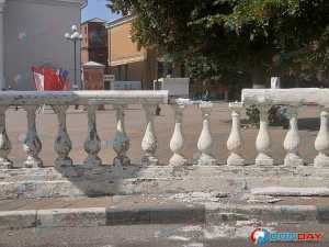 Разрушена балюстрада напротив драмтеатра в центре города Шахты