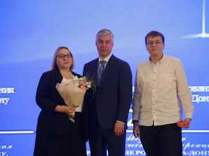 Алексей Логвиненко вручил сертификаты на полмиллиона рублей десяти школам Ростова