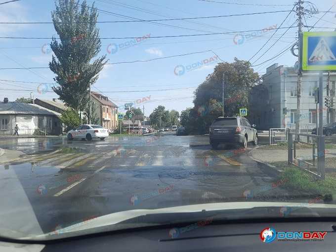 «Смрадное болото»: центр города Шахты больше месяца топит канализацией, видео