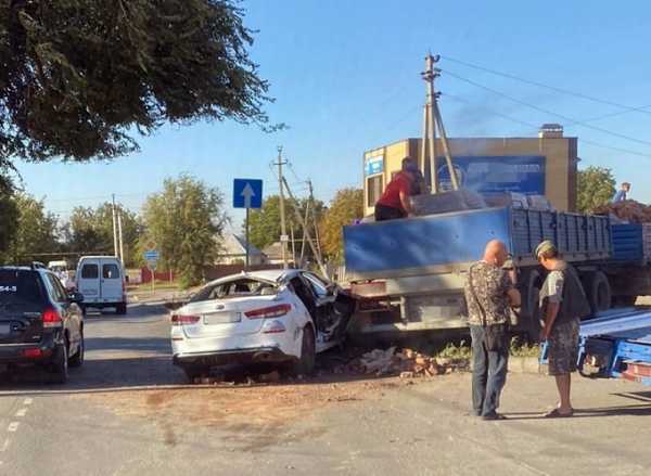 На Фрунзе в Шахтах водитель «Киа» влетел под «Камаз»