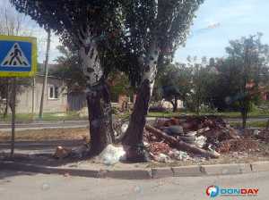 Стихийная свалка появилась вновь возле центра искусств Серова в Шахтах