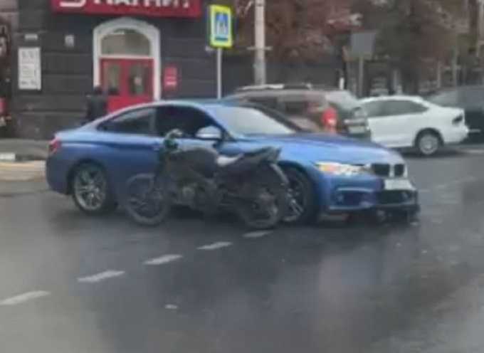 В центре Шахт мотоциклист влетел в иномарку: видео