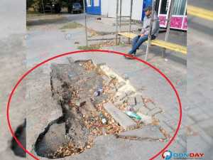 Опасную яму возле остановки в Шахтах назвали «порталом в метро»