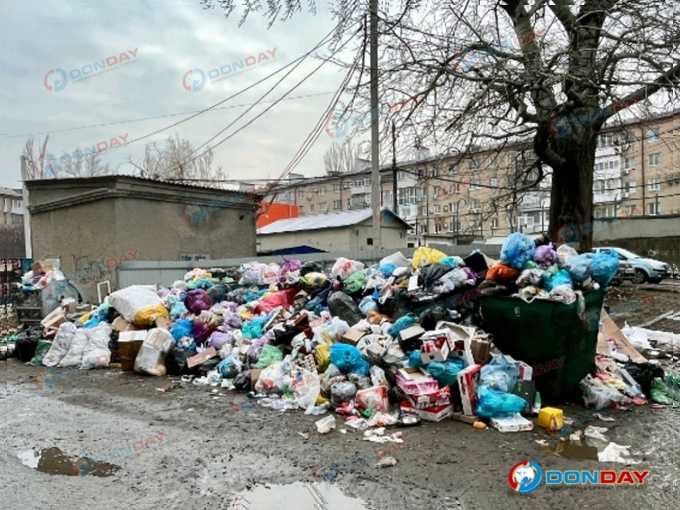 Свалка мусора разрослась возле Советской улицы в центре Шахт