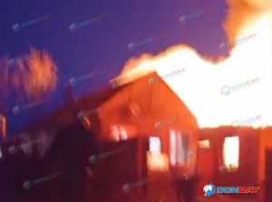 Горит жилой дом в Мирном поселке в городе Шахты