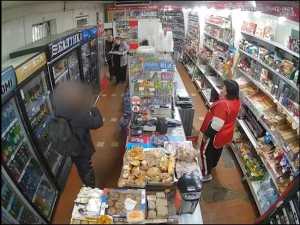 Угрожал пистолетом: неподалеку от Шахт вооруженный мужчина пришел в магазин за пивом