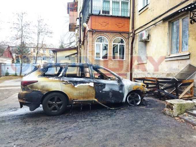 В Шахтах ночью 3 января сгорел автомобиль