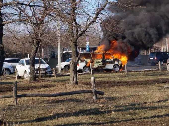 В парке птиц "Малинки" рядом с Шахтами загорелся микроавтобус