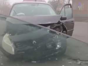 Иномарка, попав в ДТП в Шахтах, получила значительные повреждения капота