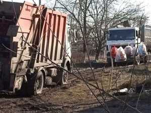 В Красном Сулине мусоровоз застрявший в грязи перекрыл дорогу