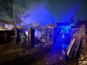 Гараж с иномаркой и отечественной легковушкой сгорел ночью в Шахтах