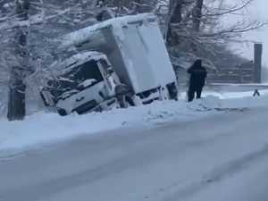 На трассе в Ростовской области фура съехала в кювет из-за снегопада