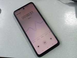 В Шахтах 50-летний вор украл телефон, забытый женщиной на скамейке