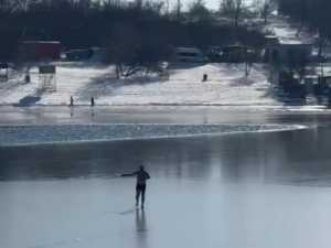 По льду става в Шахтах прогулялся полуголый мужчина