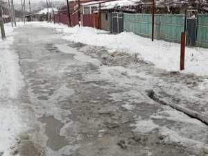 Улицу Свободную в Шахтах сковало льдом из-за порыва водопровода