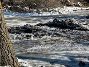 В поселке ХБК города Шахты образовались непроходимые наледи на дороге