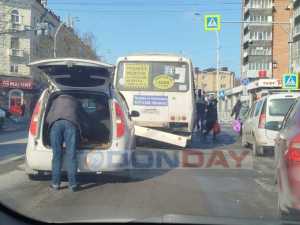 На центральной улице Шахт произошла авария с участием автобуса