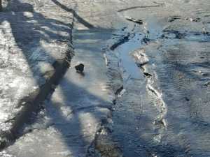 Жители Шахт пожаловались на заледеневшую из-за порыва воды дорогу