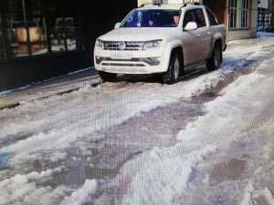 В микрорайоне Горняк города Шахты в ледяном плену застряла легковушка