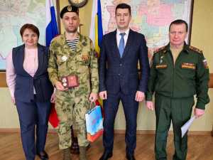 Медаль «За отвагу» участнику спецоперации вручили в Красном Сулине