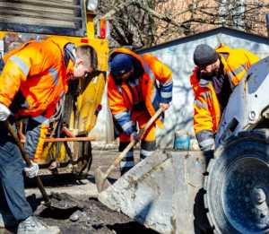 В Ростове круглосуточно устраняют дефекты на дорожных покрытиях