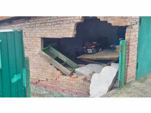 Легковушка протаранила стену гаража в посёлке Каменоломни