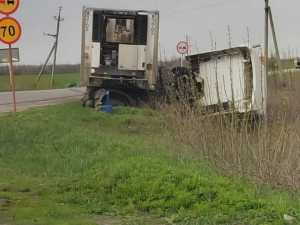 На трассе "Шахты-Мелиховская" после аварии перевернулась фура, а легковушку вынесло в поле