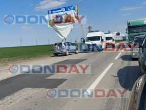 На трассе под Шахтами рабочий упал с рекламного щита