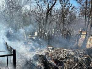 В Шахтах на Пасху произошло два пожара - на Центральном и Артёмовском кладбище
