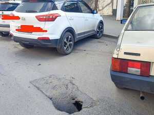 На улице Шевченко в Шахтах образовался опасный провал в асфальте