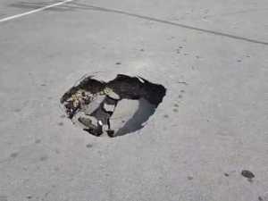 Дыра в асфальте образовалась на дороге в центре Шахт