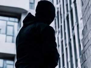 В Шахтах задержали двух подозреваемых в краже из частного дома