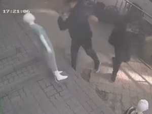 В центре Шахт мужчина устроил драку с манекеном