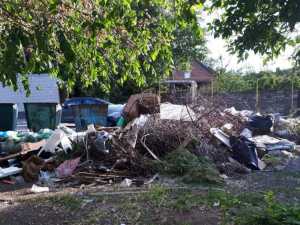 Придомовая территория в Шахтах превратилась в стихийную свалку