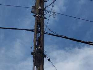 В Шахтах бетонный столб может упасть на дорогу