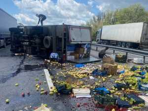 На трассе М-4 "Дон" под Аютой образовалась пробка из-за перевернувшейся фуры с фруктами