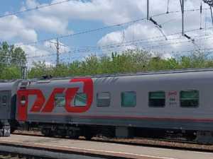 В Сулине пассажир пытался уехать на поезде, зацепившись за поручни