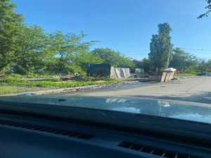 В посёлке Артём города Шахты мусорные контейнеры бросили прямо на проезжей части