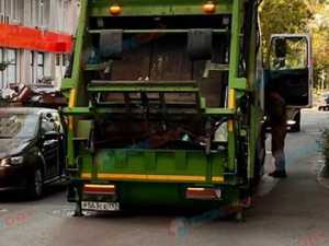 В центре Ростова асфальт не выдержал мусоровоз и провалился