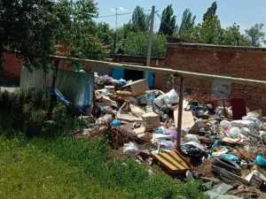 На Соцгородке в Шахтах возле мусорных контейнеров образовалась свалка длиной 12 метров