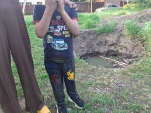 В посёлке Нежданная города Шахты ребёнок провалился в выкопанный ров с водой