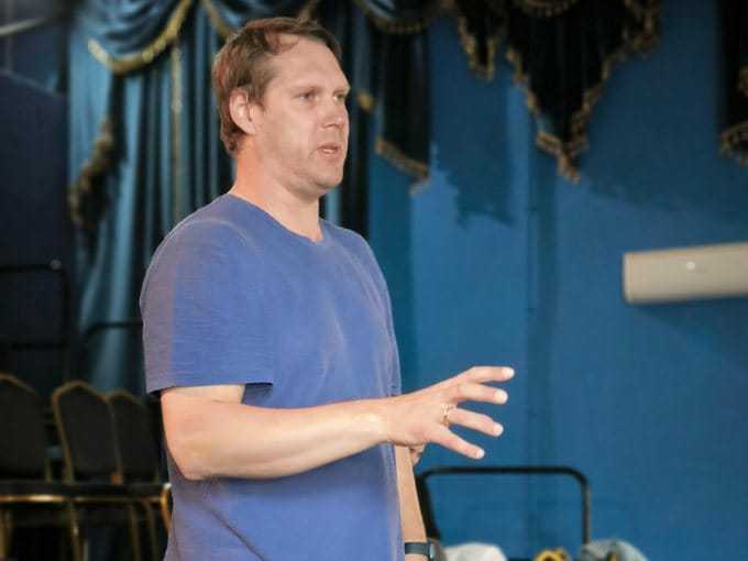 Режиссёр из Москвы поставил в драмтеатре Шахт сказку 