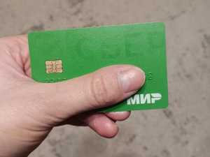 В Шахтах 30-летняя женщина воспользовалась найденной банковской картой пенсионерки