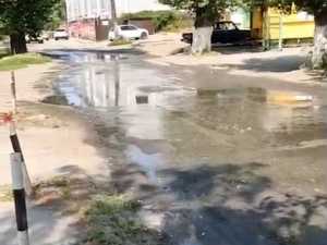 Канализационные стоки затопили улицы поселка Аюта в Шахтах