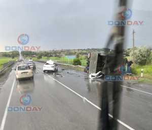 Возле Шахт перевернулся грузовик в массовом ДТП
